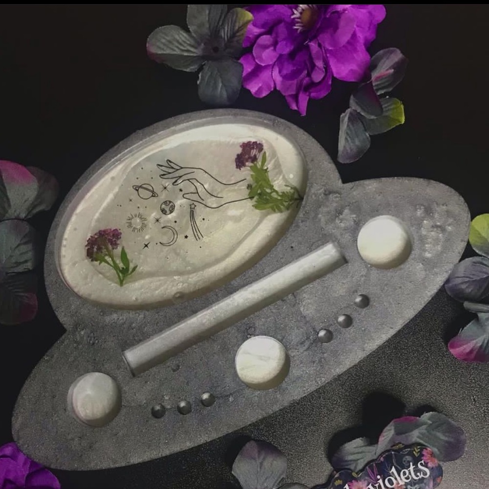 Ufo resin rolling tray